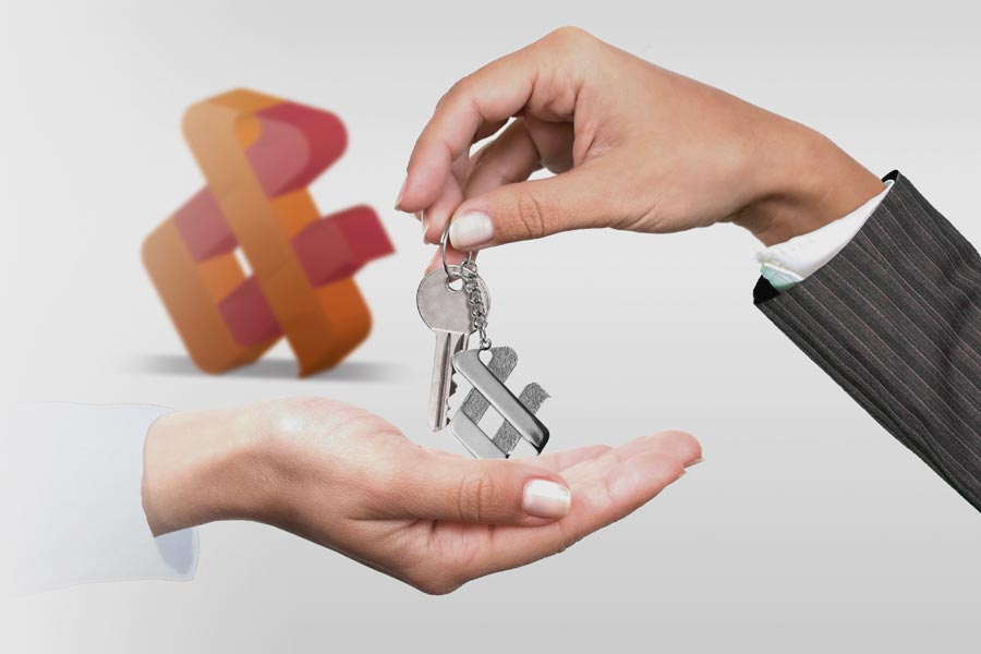 Ein Immobilienmakler übergibt einen Hausschlüssel